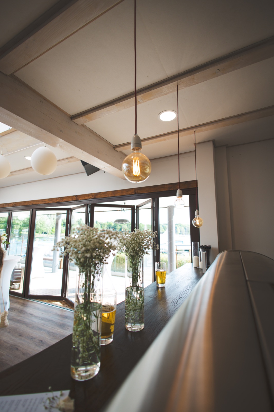 Licht und Blumendekoration in der Hochzeitslocation
