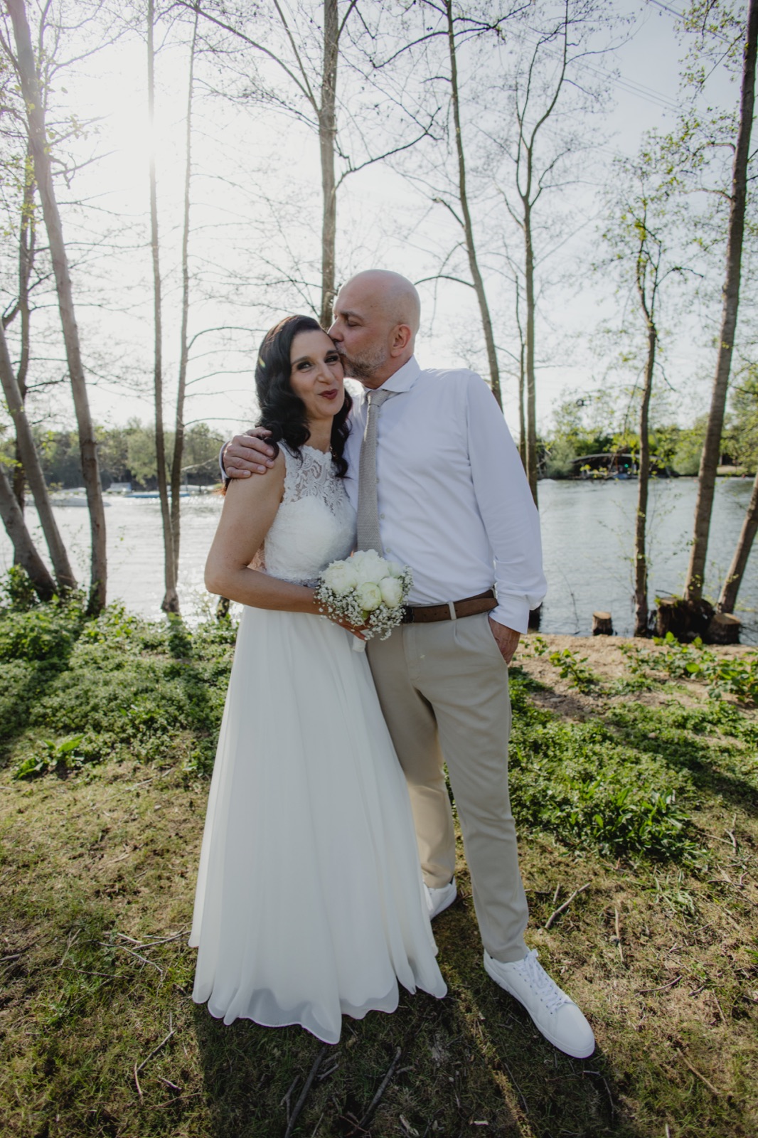 Ein Hochzeitspaar am See