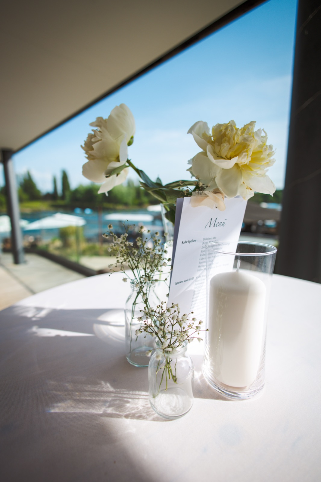 Blumen und Kerzen als Hochzeitsdekoration